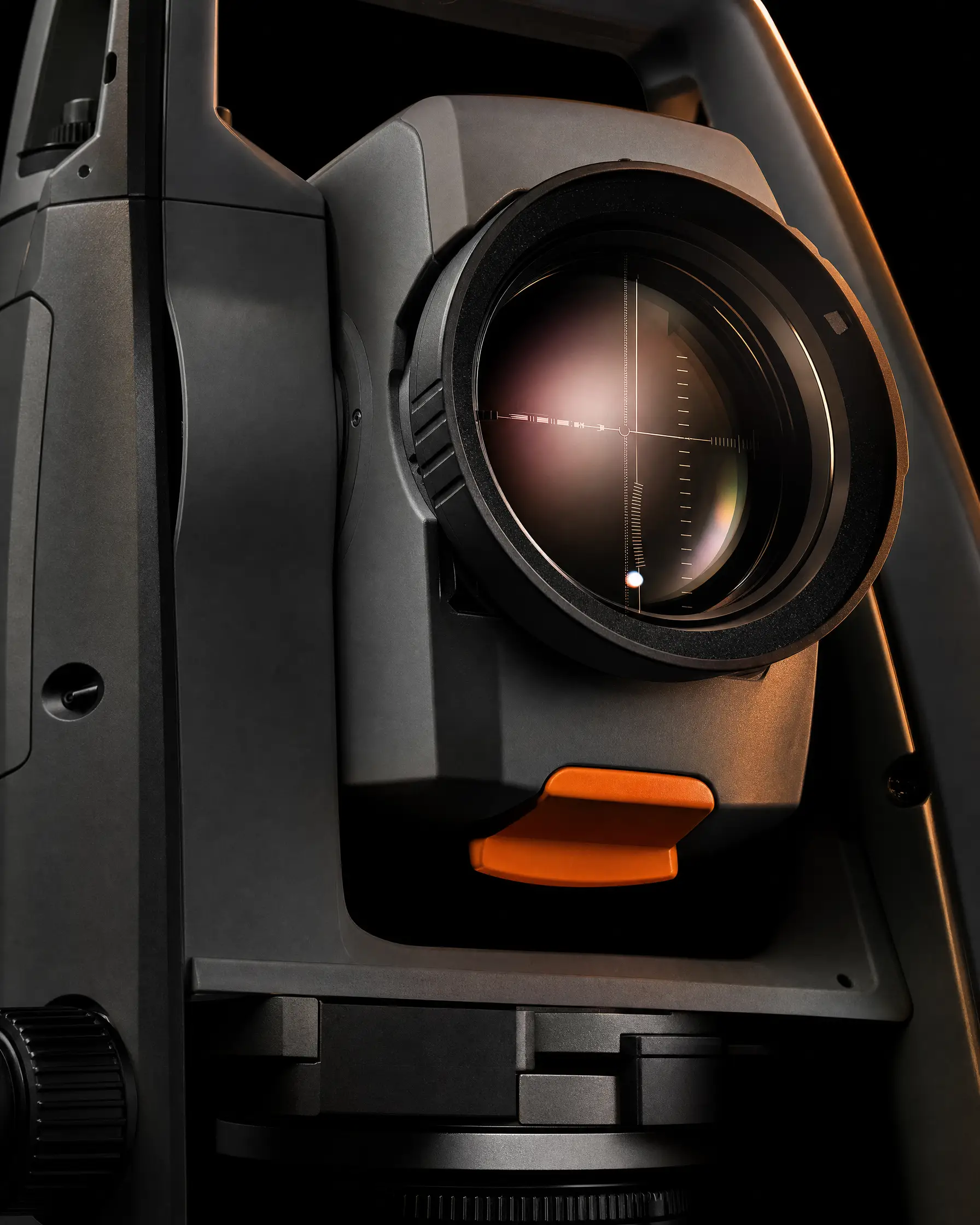 Total station ölçüm cihazının objektifi ve nişan çizgileri